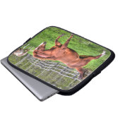 Gespürtes Rotwanzpferd auf Ranch Laptopschutzhülle (Vorne Knopf)