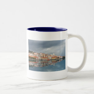 Gestalten Sie Ansicht der Gebäude in Lissabon, Zweifarbige Tasse