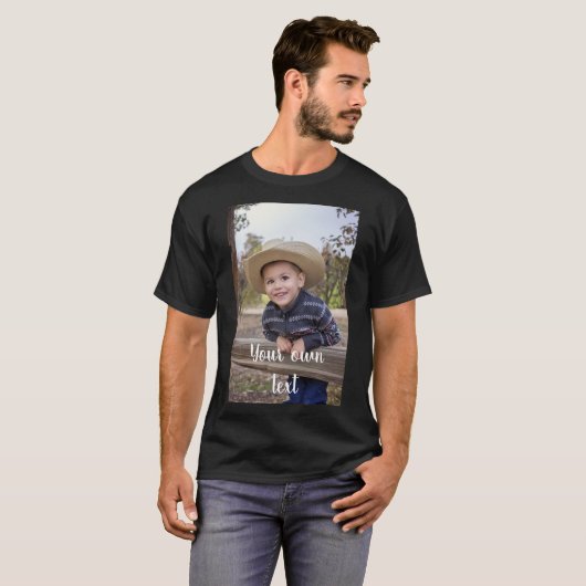 Gestaltet. Schwarzes Shirt. Fügen Sie Ihr eigenes T-Shirt (Vorne ganz)