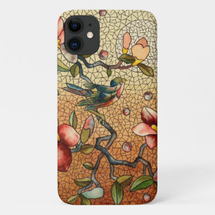Gestalteter Vogel aus Glas auf einem blühenden Ba Case-Mate iPhone Hülle