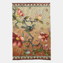 Gestalteter Vogel aus Glas auf einem blühenden Bau