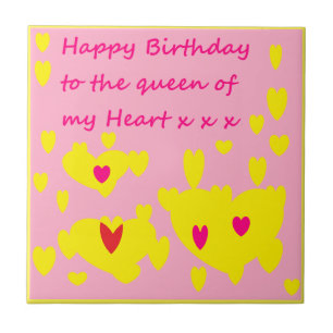 Gestaltung des Geburtstags rosa und gelb mit der M Fliese