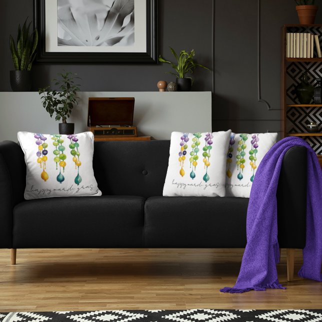 Gestänge von Mardi Gras Beads in Wasserfarbe Kissen (Mardi Gras beads and Happy Mardi Gras typography on festive throw pillows for Shrove Tuesday. )