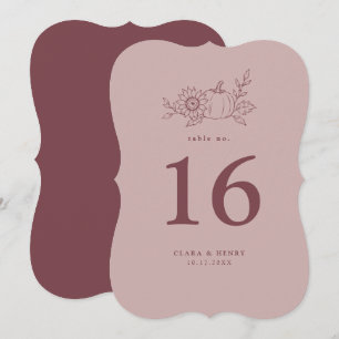 Gestanzte Tischnummer mit staubiger Rose, Kürbis u