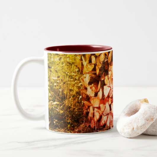 Gestapelte Firewood Nature Art Fotografy Zweifarbige Tasse (Mit Donut)