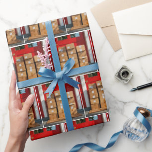 Gestapelte Kartonboxen durch eine rote Tür Geschenkpapier