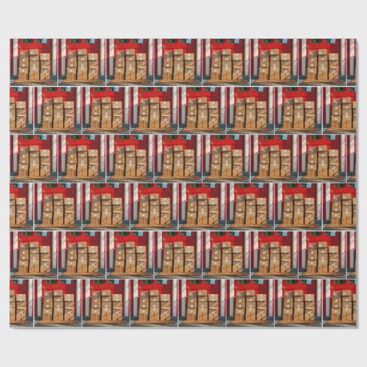 Gestapelte Kartonboxen durch eine rote Tür Geschenkpapier (Flach)