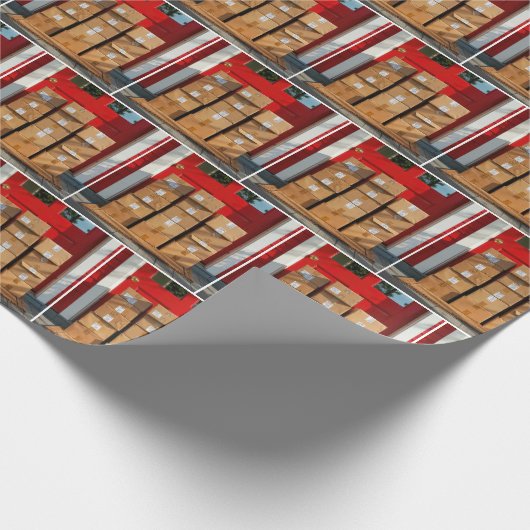 Gestapelte Kartonboxen durch eine rote Tür Geschenkpapier (Ecke)