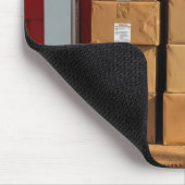 Gestapelte Kartonboxen durch eine rote Tür Mousepad (Ecke)