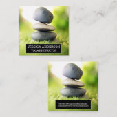 Gestapelte Steine im Gras Quadratische Visitenkarte (Vorne/Hinten)