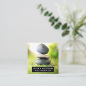 Gestapelte Steine im Gras Quadratische Visitenkarte (Stehend Vorderseite)