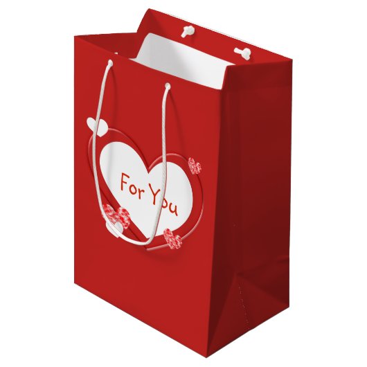Gestell dir deine persönliche Red Hearts Valentins Mittlere Geschenktüte (Vorderseite Schrägansicht)