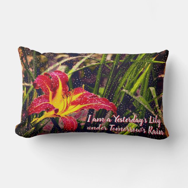 Gestern Lily in Tomorrow Rain Lendenkissen (Vorderseite)
