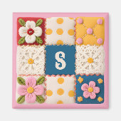 Gestickter Spitzen- und Blumenmonogramm-Quiltblock Magnet (Vorne)