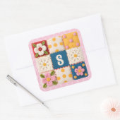 Gesticktes Blumen-Patchwork-Quilt-Monogramm Quadratischer Aufkleber (Umschlag)