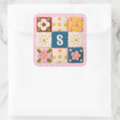 Gesticktes Blumen-Patchwork-Quilt-Monogramm Quadratischer Aufkleber (Tasche)