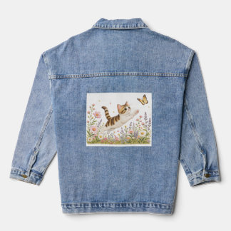 Gesticktes Kätzchen jagt Schmetterling in Wildblum Jeansjacke