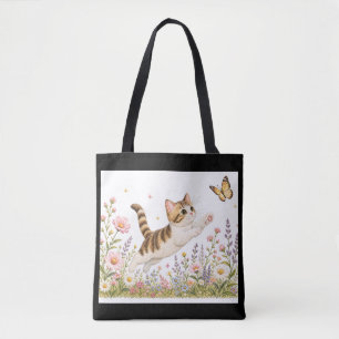 Gesticktes Kätzchen jagt Schmetterling in Wildblum Tasche