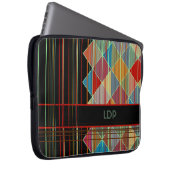 Gestreifte Dreieck-Formen mit Initialen auf Laptopschutzhülle (Vorne Rechts)