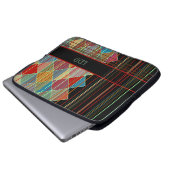 Gestreifte Dreieck-Formen mit Initialen auf Laptopschutzhülle (Vorne Knopf)