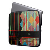 Gestreifte Dreieck-Formen mit Initialen auf Laptopschutzhülle (Vorderseite Links)