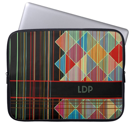 Gestreifte Dreieck-Formen mit Initialen auf Laptopschutzhülle (Vorderseite)