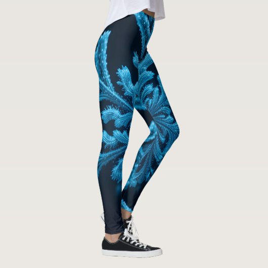 Gestreifte Eleganz: Intricate Blue Snowflake Desig Leggings (Rechts)