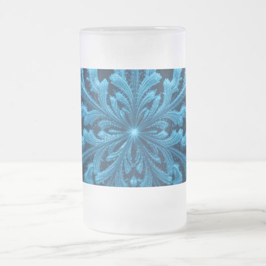 Gestreifte Eleganz: Intricate Blue Snowflake Desig Mattglas Bierglas (Mittel)