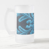 Gestreifte Eleganz: Intricate Blue Snowflake Desig Mattglas Bierglas (Links)
