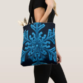 Gestreifte Eleganz: Intricate Blue Snowflake Desig Tasche (Von Nahem)
