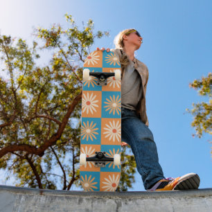 Gestreifte Gänseblümchen-Blumen auf orangefarbenen Skateboard