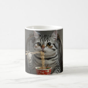 Gestreifte Katze genießt Cup Noodles Kaffeetasse