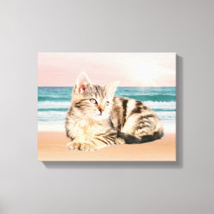 Gestreifte Katze sitzt auf dem Strand Sonnenunterg Leinwanddruck