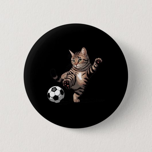 Gestreifte Tabby-Katze tritt Fußball Ll Lustige Ka Button (Vorderseite)