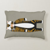 Gestreifte Tabbykatze schlafend oder wach. Zwei Dekokissen (Rückseite)