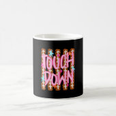Gestreifte Touchdown-Fußballmutter Herbstsport lus Kaffeetasse (Mittel)