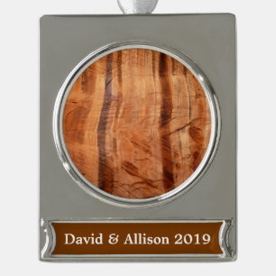 Gestreifter Felsen mit Doppelbogen Alcove II in Zi Banner-Ornament Silber