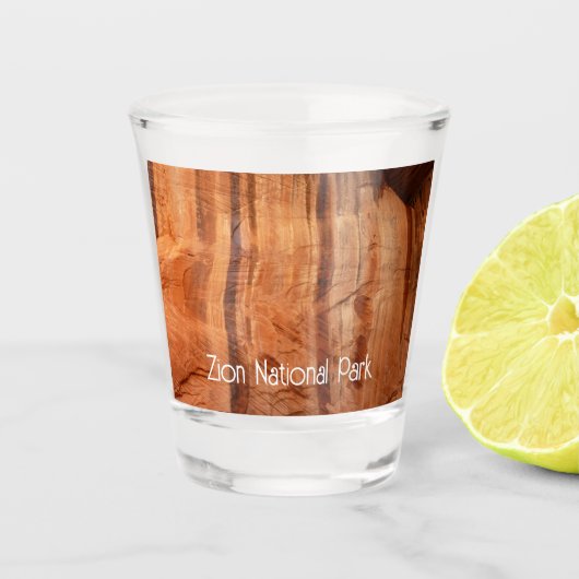 Gestreifter Felsen mit Doppelbogen Alcove II in Zi Schnapsglas (Vorderseite)