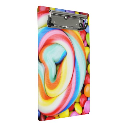 Gestreifter Lutscher und mehrfarbige Smarties Mini Klemmbrett (Schrägansicht)