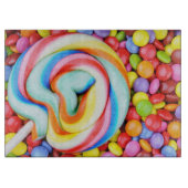 Gestreifter Lutscher und mehrfarbige Smarties Schneidebrett (Vorderseite)