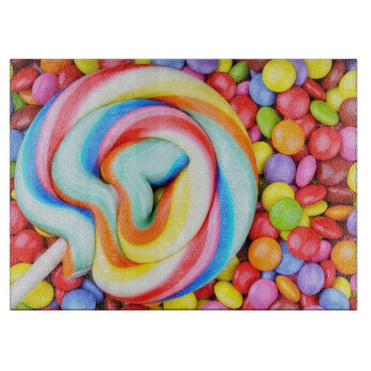 Gestreifter Lutscher und mehrfarbige Smarties Schneidebrett (Vorderseite)