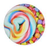 Gestreifter Lutscher und mehrfarbige Smarties Schneidebrett (Vorderseite)