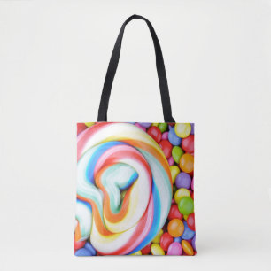 Gestreifter Lutscher und mehrfarbige Smarties Tasche