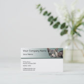 Gestreifter Tabby mit grünen Augen auf grüner Visitenkarte (Stehend Vorderseite)