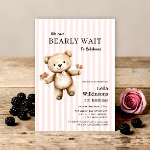 Gestreifter Teddybär Blumen "Kaum warten" Geburtst Einladung