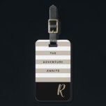 Gestreiftes Abenteuer wartet auf individuell anpas Gepäckanhänger<br><div class="desc">Das moderne und schicke Gepäck mit klassischem Schwarz-Bräunen gestreiftem Monogramm mit Text,  der das Abenteuer liest. Fügen Sie Ihren Namen und Ihre Adresse auf der Rückseite für eine wirklich personalisierte Gepäckmarke hinzu.</div>