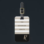 Gestreiftes Abenteuer wartet auf individuell anpas Gepäckanhänger<br><div class="desc">Das moderne und schicke Gepäck mit klassischem Schwarz-Bräunen gestreiftem Monogramm mit Text,  der das Abenteuer liest. Fügen Sie Ihren Namen und Ihre Adresse auf der Rückseite für eine wirklich personalisierte Gepäckmarke hinzu.</div>