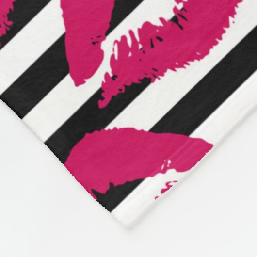 Gestreiftes Muster des Lippenstift-Kuss-B&W Fleecedecke (Ecke)