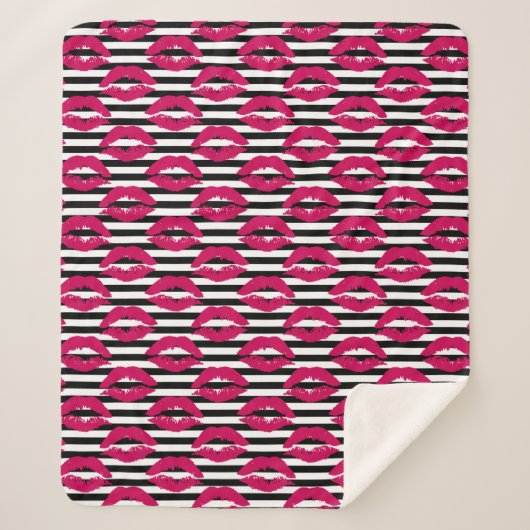 Gestreiftes Muster des Lippenstift-Kuss-B&W Sherpadecke (Vorderseite)