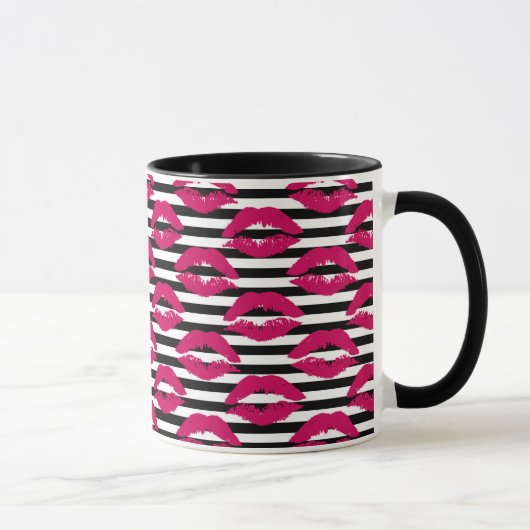Gestreiftes Muster des Lippenstift-Kuss-B&W Tasse (Rechts)